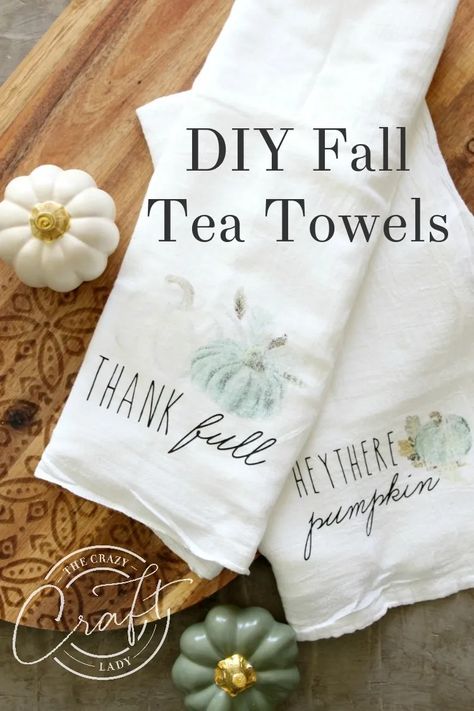 DIY Fall Tea Towels (an Easy Cricut Tutorial) - The Crazy Craft Lady Cricut Projects Gifts, Fall Tea Towels, Diy Pantry Labels, Tea Towels Crafts, Photo Transfer To Wood, Fall Tea, Tea Towels Diy, Pumpkin Tea, Diy Towels