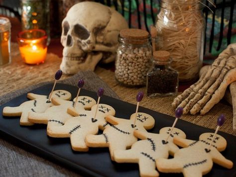 Voodoo Party, Voodoo Halloween, Halloween Cocktail Party, Diy Halloween Party, Halloween Camping, Doll Cookies, Cocktail Party Food, Halloween Cocktail, Adult Halloween Party