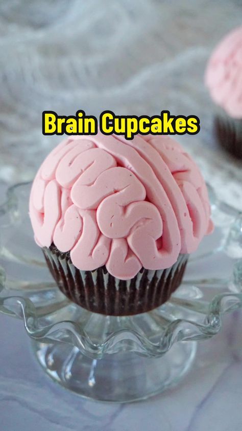 Brain Cupcakes How To Make, Brains Cupcakes, Brain Frosting Cupcakes, Halloween Baking Ideas Cupcakes, Zombie Brain Cupcakes, Halloween Cupcakes Brain, Brain Cakes For Halloween, Cool Halloween Cupcakes, Halloween Cupcakes Pull Apart