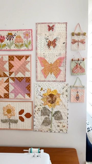 Flower Patchwork Quilt, Mini Wall Hanging Quilt, Small Quilt Wall Hangings, Small Quilt Projects For Beginners, Quilt Art Wall Hangings, Small Quilted Projects, Paper Quilt Craft, Granny Square Quilt Pattern, Quilt On Wall