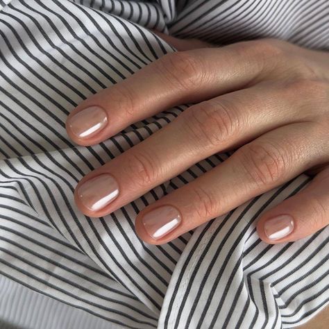 Neutral Christmas Nails Short, Minimal Short Nails, Short Nail Designs Minimal Natural, Short Natural Nails Ideas, Classic Short Nails, Minimal Manicure, Square Gel Nails, Short Natural Nails, Minimal Nails Art