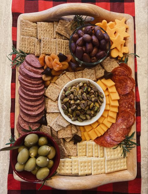 Santa Cheese And Cracker Tray, Christmas Cheese And Cracker Tray, Meat And Cheese Tray Christmas, Sausage Cheese And Cracker Tray, Cheese Cracker Olive Platter, Summer Sausage Charcuterie Board, Italian Recipes Appetizers, Summer Sausage, Thanksgiving Entertaining