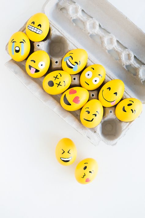 DIY Emoji Easter Eggs Emoji Easter Eggs, Diy – Velikonoce, Funny Easter Eggs, Creative Easter Eggs, Easter Egg Dye, Easter Egg Designs, Easter Egg Crafts, Easter Eggs Diy, Egg Crafts