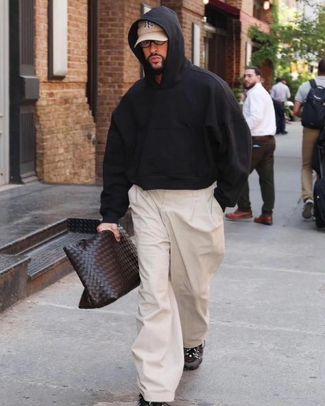 Kendall Jenner and Bad Bunny leaving the same hotel the morning after the Met Gala Minimal Streetwear, Classy Outfits Men, Bunny Outfit, Street Style Outfits Men, The Met Gala, Mens Outfit Inspiration, Mens Fashion Streetwear, Fashion Aesthetics, Hoodie Outfit