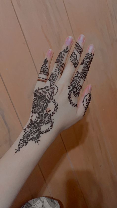 Mehandi On Back Hand, Latest Mehndi Designs Front Hand 2024, Aesthetic Mehendi Back Hands Simple, Girly Mehndi Designs, Mandhi Design For Girl, Mehndi Designs For Girls Hands, Mahadi Design Beautiful, Mahndi Pic, Simple Mendhi Designs