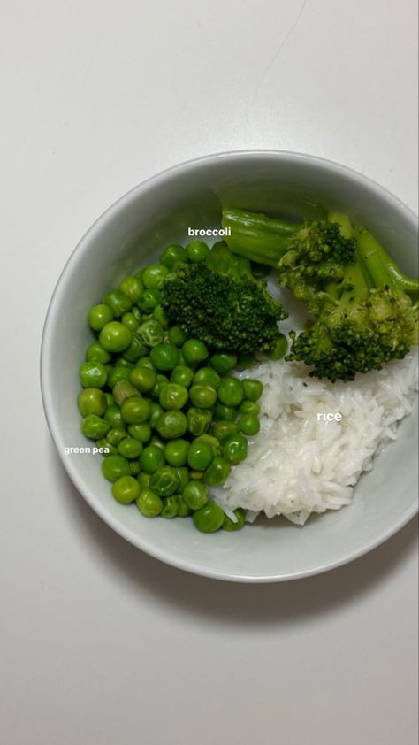 #breakfast #healthy #healthyfood #rice #broccoli #greenpea #food #yummy Plats Healthy, Trening Fitness, Healthy Food Motivation, Healthy Lifestyle Food, Think Food, Idee Pasto Sano, Healthy Food Choices, Food Is Fuel, Healthy Snacks Recipes