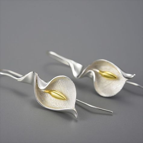 925 Sterling Silver Wire Earrings With Calla Calla Lily Flower, Lily Earrings, Motifs Perler, Flower Dangle Earrings, Asymmetrical Earrings, Calla Lilies, Silver Plated Jewelry, Unique Handmade Jewelry, Antique Earrings