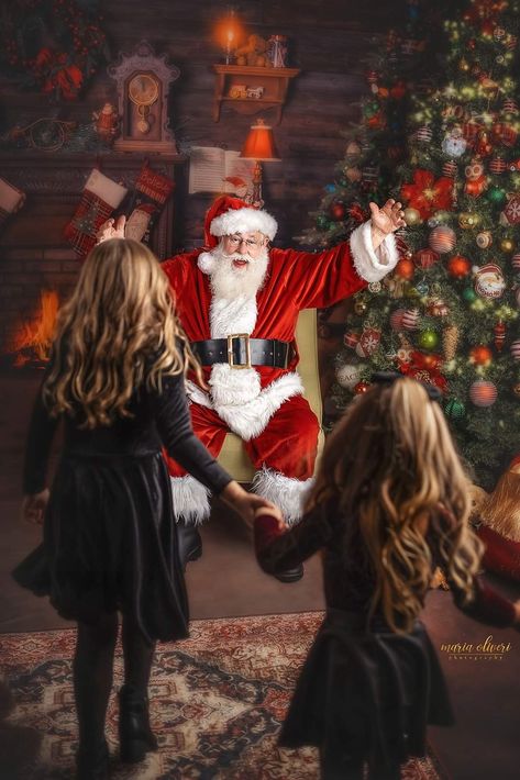 Santa Poses With Kids, Cookies With Santa Photography, Christmas Photoshoot With Santa, Pictures With Santa Ideas, Outdoor Santa Photoshoot, Santa Claus Photo Shoot, Santa Photoshoot Mini Sessions, Christmas Mini Session Ideas Indoor, Santa Photoshoot