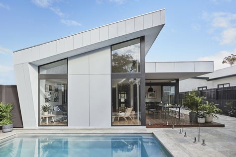 Modern architecture: what is it these days?! - The Interiors Addict Fibre Cement Cladding, Skillion Roof, External Cladding, House Cladding, Roof Shapes, James Hardie, Family Forever, Cladding Panels, Melbourne House