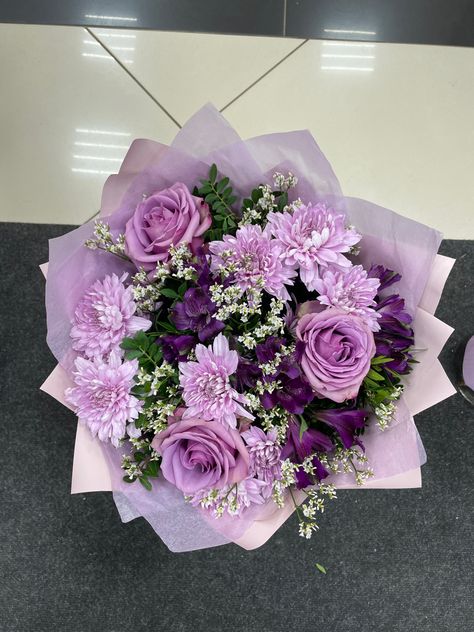 Shades Of Purple Bouquet, Vilots Flowers, Purple Bouquets Birthday, Dark Purple Flowers Bouquet, Purple Bouquet Aesthetic, Purple Prom Bouquet, Purple Prom Flowers, Flat Bouquet, Purple Carnation Bouquet