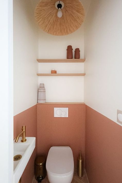 Guide complet pour aménager ses toilettes. De la disposition des éléments à la transformation de cet espace essentiel. Wc Rose, Toilette Rose, Small Toilet Design, Wc Ideas, Bathroom Wallpaper Ideas, Toilette Design, Toilet Room Decor, Wc Design, Small Toilet Room