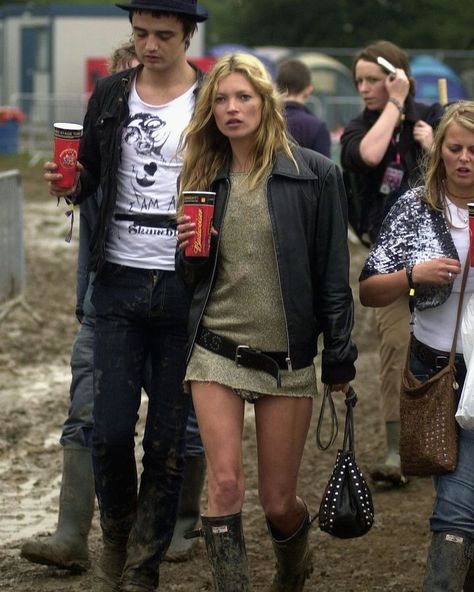 Indie Sleaze (@indiesleaze) • Instagram photos and videos Look Da Festival, Glastonbury Fashion, Rock Am Ring, Moss Fashion, Pete Doherty, Kate Moss Style, Stephanie Seymour, Look Festival, Fest Outfits