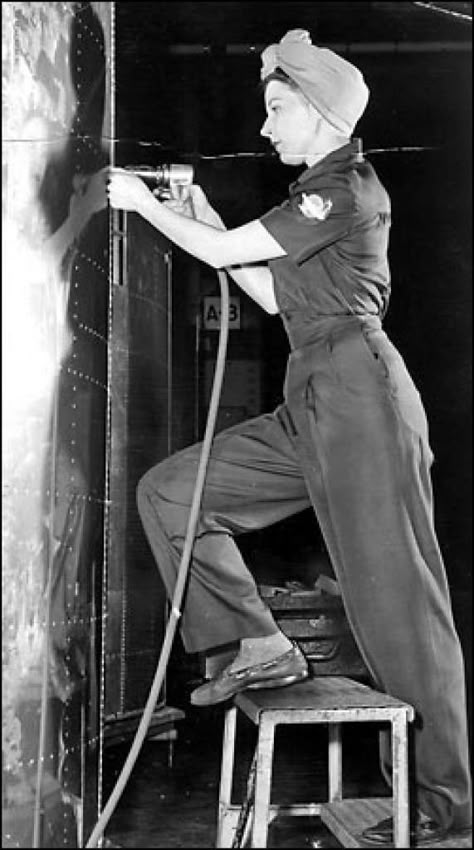 Rosie the Riveter, 1943: Elaine Tosch does her riveting clad in a fashionable Flying Fortress uniform by Miss King. Thousands of women joined the Boeing production line during World War II as airplane output shifted into high gear. Photo: Seattle Post-Intelligencer Ww2 Women, Wwii Women, History Magazine, Rosie The Riveter, 1940s Fashion, A Plane, Working Woman, Women In History, 그림 그리기