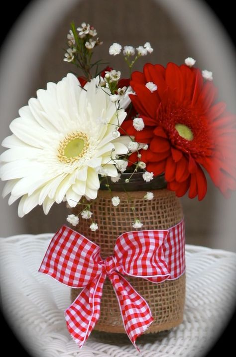 Gerber Daisy Centerpiece, Daisy Centerpieces, Italian Party, Picnic Theme, Deco Champetre, Gerber Daisy, I Do Bbq, Dinner Party Table, Western Parties