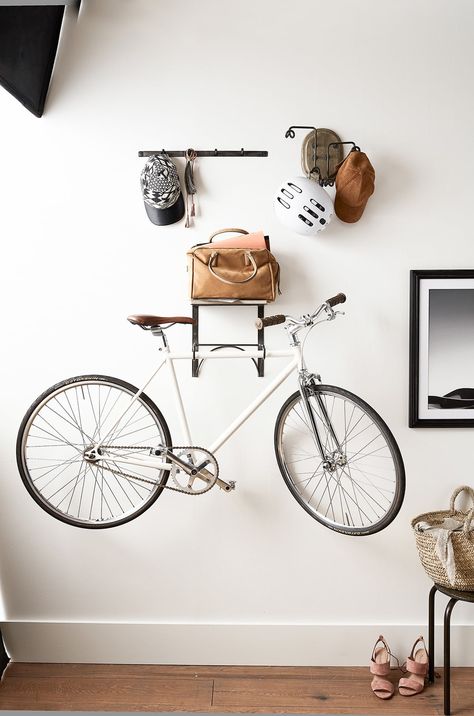 wall mounted bike rack inside front door with helmets and bag Apartment Living Rooms, Bike Storage Design, Utility Ideas, Bike Storage Apartment, Ideas For Small Apartments, Storage Apartment, Simple Bike, Wall Mount Bike Rack, Organised Life