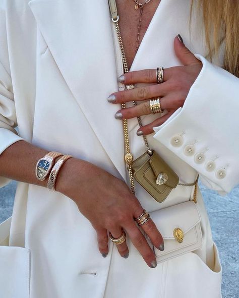 Bulgari Aesthetic, Uk Outfits, Bulgari Ring, Hermes Aesthetic, Rich Wife, Old Money Outfit Ideas, European Spring, Outfits Europe, Bulgari Bag