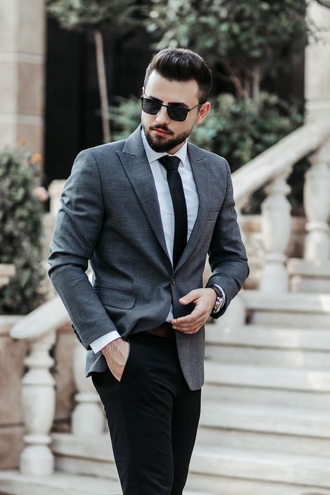 Dressing to impress is always in style! Let Madame Paulette help you accomplish a first-class look with perfectly clean and crease-free dress shirts. Men Blazer Outfit, Blazer Outfits For Men, Male Ootd, Mens Clothing Brands, Trend Clothes, Streetstyle Outfit, Stylish Blazer, Fashionista Style, Business Wear