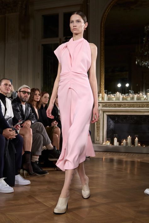 Victoria Beckham Fall 2024 Ready-to-Wear Collection | Vogue Fashion Runway Show, Trend Forecast, Color Trends Fashion, Pink Shades, Autumn Winter 2024, Fall 24, In Construction, Print Trends, Trend Forecasting