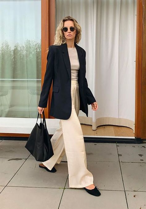 Long black blazer, wide-leg knit pants, ballet flats, tote Black Blazer Outfit, Black And White Outfit, Mode Casual, Outfit Look, Fashion Weeks, Blazer Outfits, 가을 패션, Black Blazer, Work Fashion