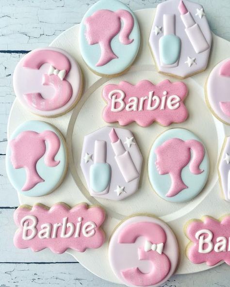 Barbie Sugar Cookies, Summer Sugar Cookies, Barbie Birthday Cake, Doll Cookies, Custom Sugar Cookies, Barbie Theme Party, Pastry Design, Custom Barbie, Sugar Cookie Royal Icing