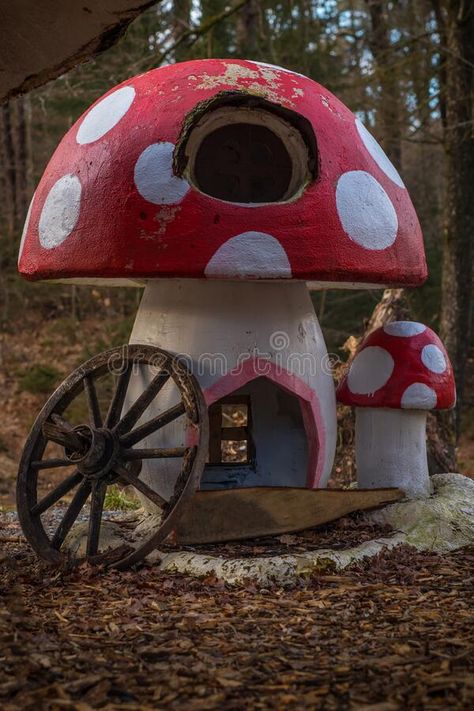 Mushroom Table And Chairs, Mushroom Playhouse, Mushroom Table, Fairy Garden Crafts, Mushroom House, Miniature World, Fairy Houses, Garden Crafts, Table And Chairs