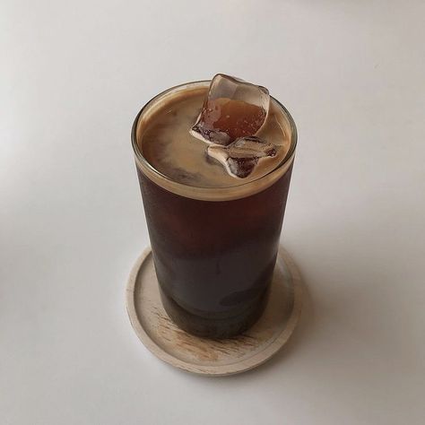 Americano Aesthetic, Homemade Coffee Drinks, Aesthetic Drinks, Iced Americano, Tummy Yummy, Americano Coffee, Colorful Drinks, Coffee Shop Aesthetic, Coffee Obsession