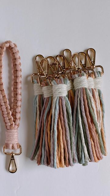 Macrame Tassel Keychain, Yarn Keychain Diy, Yarn Keychain, Macrame Gifts, Macrame Items, Macrame Creations, Macrame Crafts, Knot Macrame, Macrame Style