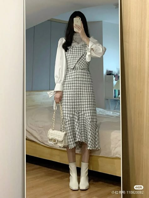 Modest Minimalist Fashion, Modest Korean Fashion, Korean Fashion Dress Classy, Korean Fashion Dress Elegant, Kawr Design, Korean Outfits Men, Japan Outfit Winter, Japan Outfit Ideas, Skirt Outfits Korean