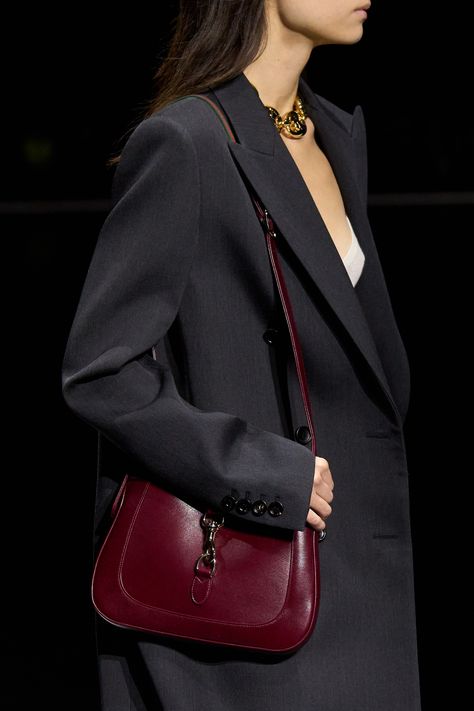 Red Gucci Bag, Red Bag Outfit, My Style Bags, Gucci Spring, Classic Style Outfits, Spring Summer 2024, Casual Chic Outfit, Fashion Weeks, Material Girls