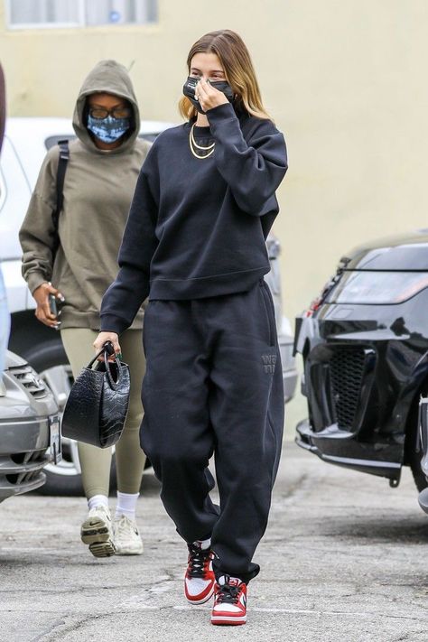 Friend Trip, Hailey Bieber Style, Hailey Baldwin Style, Stile Hijab, Vintage Shirt Dress, Models Off Duty Style, Jordan Outfits, Joggers Outfit, Easy Winter Outfit