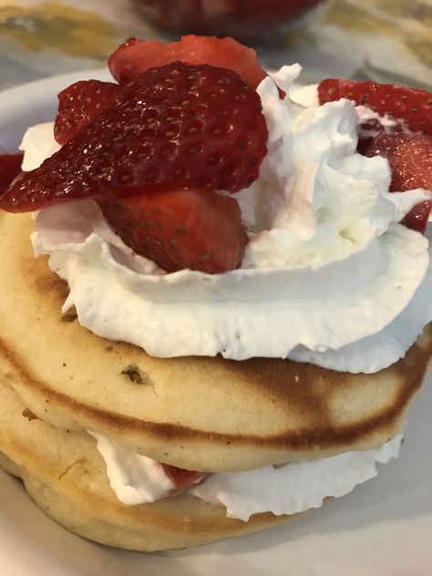 Pancake With Whipped Cream, Pancakes Whipped Cream, Whipped Cream And Strawberries, Cream And Strawberries, Strawberry Pancakes, Pretty Desserts, Pretty Dessert, Fluffy Pancakes, Vanilla Chocolate