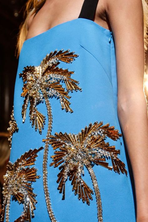 https://www.facebook.com/ouiliviamoraes https://www.liviamoraes.com.br Haute Couture Embroidery, Fausto Puglisi, Couture Embroidery, Bead Embroidery Patterns, Clutches, Fashion Week Runway, Couture Details, Embroidery Fashion, Fashion Details