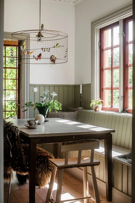 my scandinavian home: Old Meets New in a Beautiful Swedish House From 1910 Swedish House Plans, Swedish Dining Room, 1910 House, Swedish Architecture, Pendant Lamp Living Room, My Scandinavian Home, Scandinavian Traditional, Swedish House, White Floors