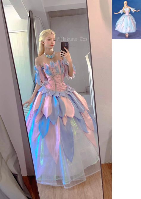 Barbie Swan Lake Cosplay, Barbie Dress Sketch, Barbie Movies Dress, Original Barbie Costume, Barbie Princess Cosplay, Barbie Movie Cosplay, Barbie Swan Lake Costume, Barbie Dresses In Real Life, Barbie Dresses Movie