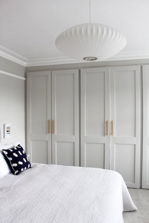 While we’re all for traditional design, there are times when a little risk pays off. Though it might not seem like it, a closet door is an amazing way to show off your distinctive style. So if you're on the hunt for closet door ideas for bedrooms, you're in luck with these seven inspiring spaces. Grey Closet Doors, Bedroom Wardrobe Ideas Sliding Doors, Grey Closet, Closet Door Ideas, Hotel Style Bedroom, Ceiling Classic, Ideas For Bedrooms, Cluttered Bedroom, Mismatched Furniture