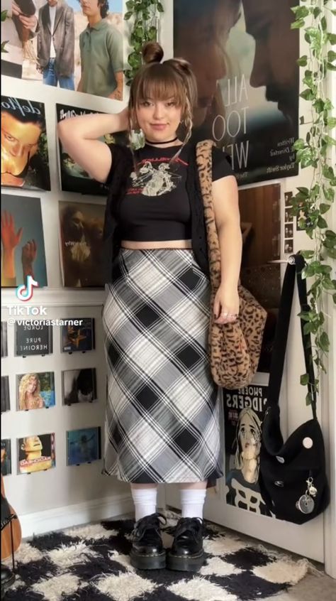 Round Face Outfit Ideas, Plus Size University Outfits, 90s Alt Fashion, Alt Plus Size Outfits, Plus Size 90s Outfits, Midsize Goth Outfits, 90s Grunge Outfits Skirt, 90s Grunge Long Skirt Outfit, Plus Size Grunge Outfits 90s