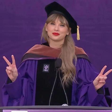 Taylor Swift Dr Taylor Swift, Taylor Swift New York, Mentally Hilarious, College Vision Board, Dream College, Dream School, York University, Nyc Life, Grad Cap