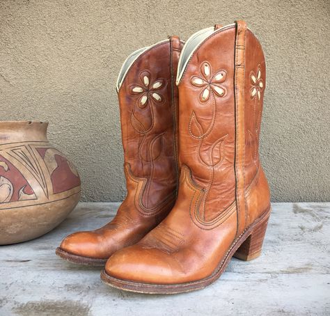 Brown Cowboy Boots Outfit, Cowboy Boots Aesthetic, Drinks Outfits, Barn Boots, Brown Cowgirl Boots, Dingo Boots, Short Cowboy Boots, Fashion Cowboy Boots, Brown Cowboy Boots