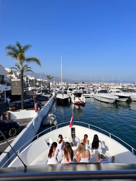 #marbella #summer #aesthetic #lifestyle #life #vibes #wallpaper #style #fashion #location #spain #yacht #yachttrip #bdayparty #birthdaypartyideas #party #puertobanus Ideas For Pictures With Friends, Luxury Yacht Party, Spain Party, Ideas For Pictures, Yacht Aesthetic, Vacation Luxury, Spain Aesthetic, Life Vibes, Puerto Banus