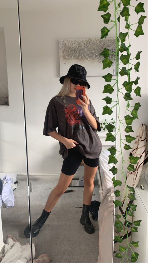 Bucket Hat Outfit Festival, Festival Outfit Comfy, Festival Hat Outfit, Festival Comfy Outfit, Simple Coachella Outfit Casual, Bucket Hat Outfit Street Styles, Oversized Tshirt And Shorts, Simple Coachella Outfit, Comfy Festival Outfit