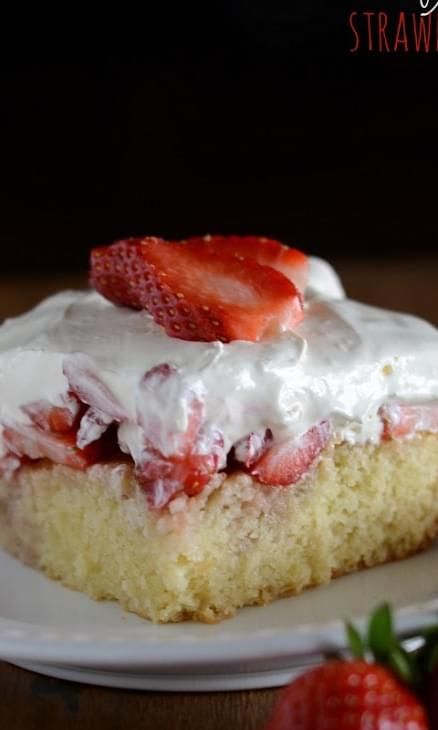 Blue Ribbon Strawberry Cake #recipe Strawberry Shortcake Sheet Cake, Shortcake Sheet Cake, 200 Calorie Desserts, Layered Ice Cream Cake, Strawberry Sheet Cakes, Chocolate Covered Strawberry Cake, Snacking Cake, Strawberry Cake Recipe, Strawberry Things