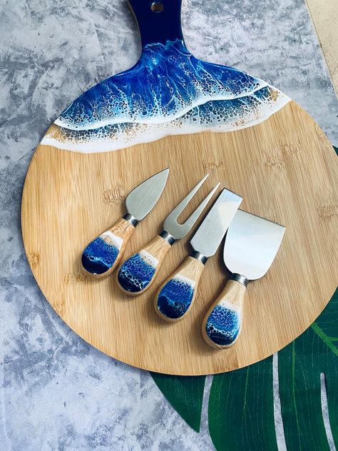 Charcuterie Board / Cheese board / Serving tray with Resin art - Etsy Brasil 2025 Inspiration, Resin Cheese Board, Resin Boards, Resin Charcuterie Board, Charcuterie Board Cheese, Fresh Eucalyptus, Board Cheese, Diy Resin Projects, Resin Uses