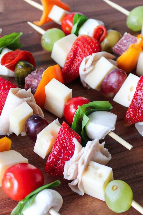 Try these antipasto appetizer skewers for your next party. They're easy to make and perfect for serving cold. Each individual stick can have meat and cheese with olives or fruit, making them ideal finger food for any gathering. Charcuterie Skewers, Healthy Holiday Sides, Easy Charcuterie, Antipasto Appetizer, Tortellini Skewers, Antipasto Skewers, Pesto Tortellini, Skewer Appetizers, Veggie Skewers