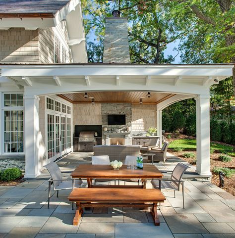 Carman Bay Cottage (Lake Minnetonka) - Traditional - Patio - Minneapolis - by John Kraemer & Sons | Houzz Outdoor Kitchen And Dining, Outdoor Covered Patio, Lake House Interior, Outdoor Patio Designs, Cozy Backyard, Outdoor Room, Backyard Retreat, Backyard Patio Designs, Outdoor Kitchen Design