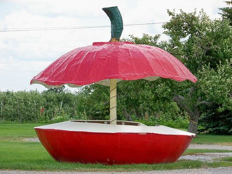 Apple Stand, Food Architecture, Not Always Right, Unusual Buildings, Everyday Art, Interesting Buildings, Unique Buildings, The Big Apple, Roadside Attractions