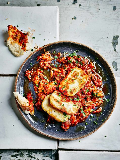 Halloumi Dinner, Halloumi Cheese Recipes, Halloumi Recipes, Cooking Halloumi, Vegetarian Dinner Ideas, Curry Recipes Vegetarian, Fried Halloumi, Halloumi Salad, Grilled Halloumi