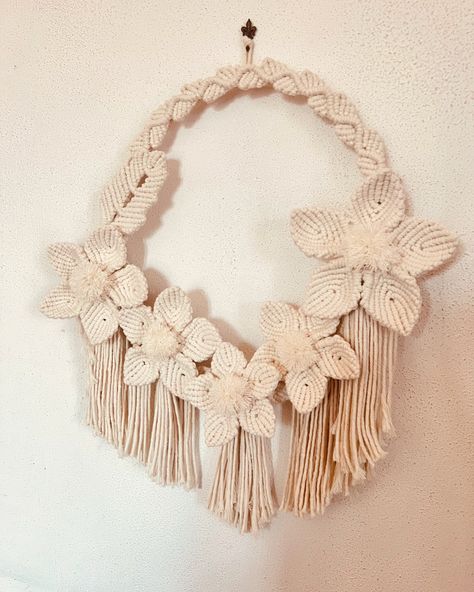 Scopri la magia della mia ultima creazione: una ghirlanda di fiori in macramé, realizzata con cura e amore per una mia dolce cliente ♥️ Ha scelto di commissionarne una nel color Beige Natural e un’altra in questo stiloso Verde Pistacchio 🥰 🌿 Se cerchi un pezzo unico che racconti una storia e abbellisca il tuo ambiente, questa ghirlanda è l’aggiunta ideale. Non perdere l’opportunità di possedere una delle mie creazioni esclusive! 💌 Contattami per informazioni e ordini. Qual è il tuo angolo pr... Macrame, Color, Macramé