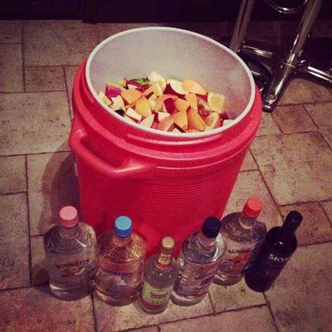 http://www.iwantbeerrightnow.com/blog/ -- A Hunch Punch How-To -- Do you like to make a punch for your house parties? Repin if so! Alcoholic Jungle Juice, Hunch Punch, Trash Can Punch, Jungle Juice Recipe, Alcoholic Punch Recipes, Frat Party, Alcoholic Punch, Frat Parties, Jungle Juice