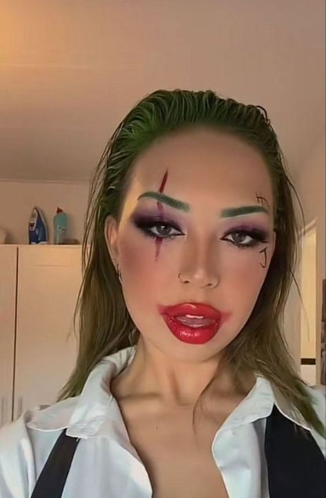 Joker Costume Makeup Female, Joker Halloween Makeup Easy, Joker Lips Make Up, New Halloween Costume Ideas, Joker Make Up Easy, Lady Joker Makeup, The Joker Women Costume Ideas, Joker Woman Makeup, Halloween Makeup Looks 2023