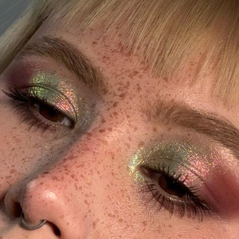 👀 @thepastelrosesuk Dragonfy + Lucky Charm 👀 @tomfordbeauty Rose Tease #thepastelrosesuk #thepastelroses #multichromeeyeshadow #creativemakeup #brightmakeup #sparklymakeup Colourful Makeup, Cool Makeup, Charming Aesthetic, Funky Makeup, Sparkly Makeup, Bright Makeup, Swag Makeup, Ethereal Makeup, Fairy Makeup